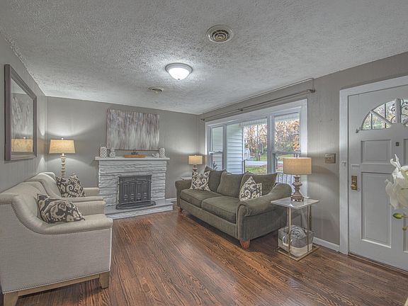 3rd image of 1180 E Valley Dr