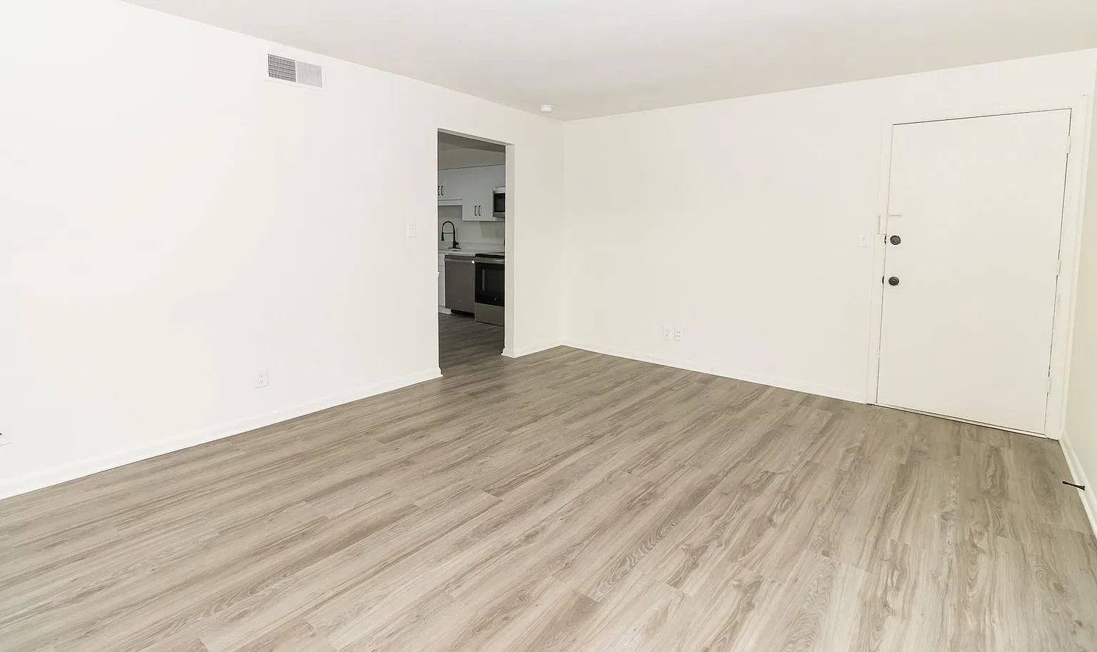 2 bed, 1.0 bath, 1100 sqft, $1,195 — Photo 3