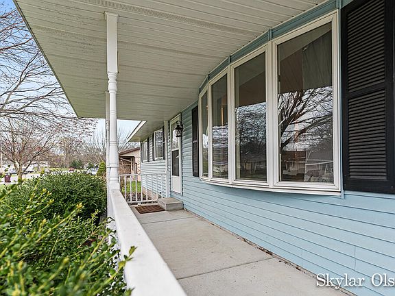 4th image of 1927 E Francis Ave