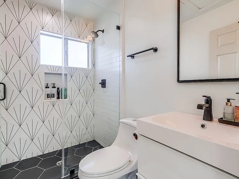 1341 W 21st St — Photo 23