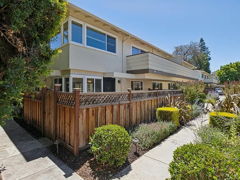 Luxury Apartment Available in gated Community downtown Palo Alto! — Photo 2
