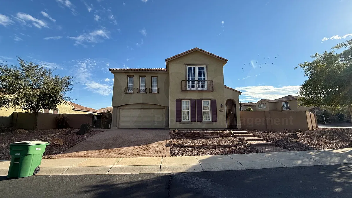 3 bed, 3.0 bath, 3293 sqft, $2,599 — Photo 2