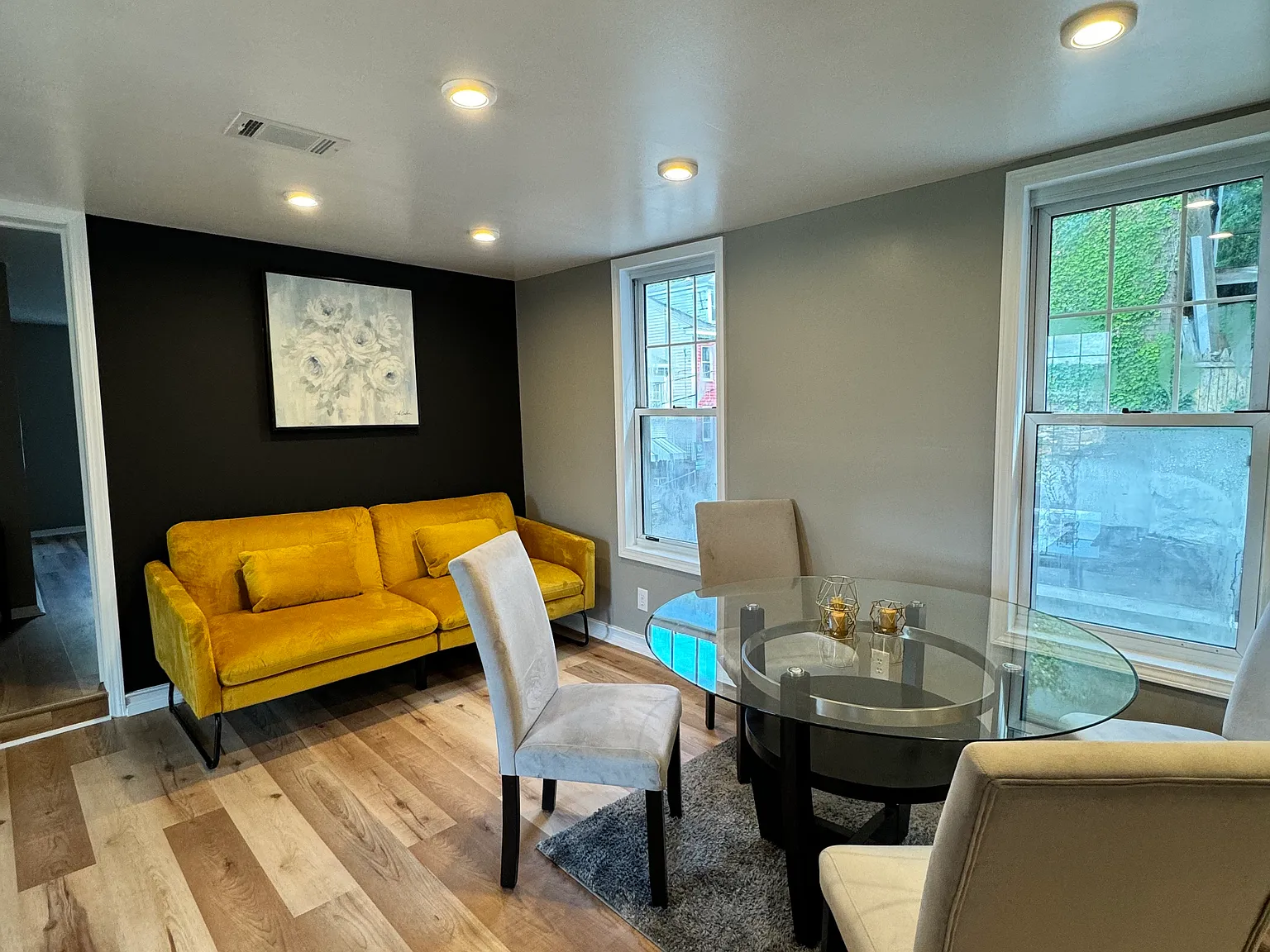 3 bed, 1000 sqft, $1,600 — Photo 2