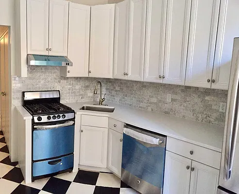 Rented by Siderow Residential Group | media 14