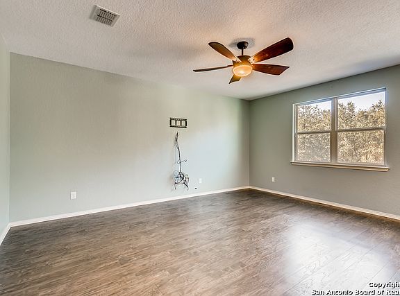 4th image of 715 Oakwood Way