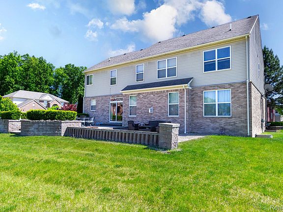 5th image of 42575 Silverwood Dr