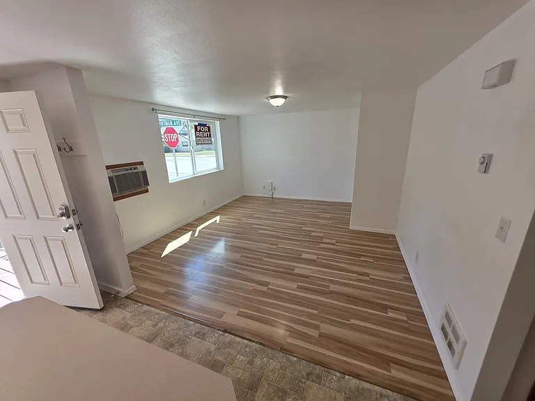105 E 8th St #1 — Photo 3