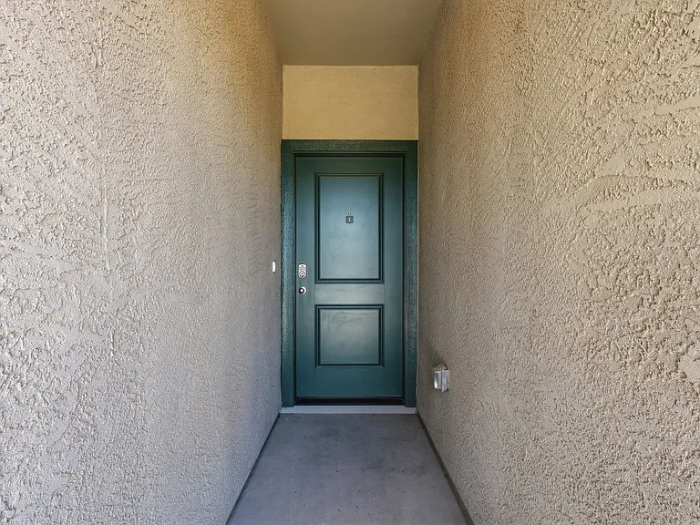 1575 E Fletcher Dr — Photo 4