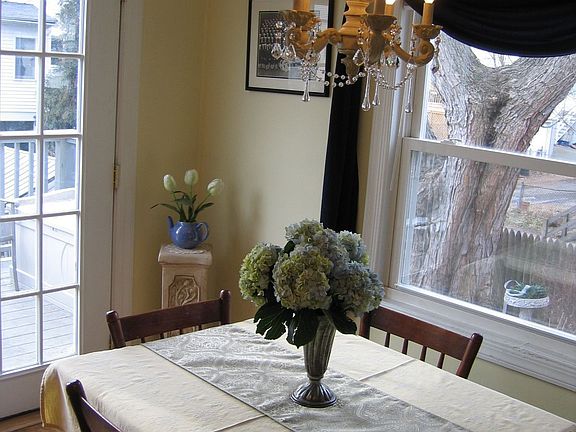 Dining with comfortable space to eat for 6