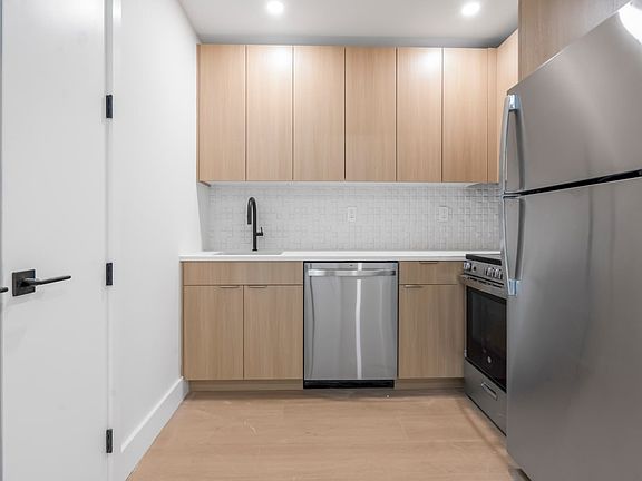 2nd image of 85 E 53rd St #2E