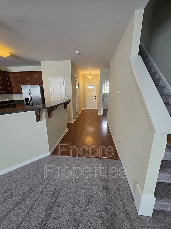 3 bed, 2.5 bath, 1800 sqft, $1,900 — Photo 2