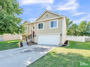 813 Lake Vista Dr, Papillion, NE 68046