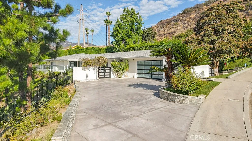 4 bed, 1996 sqft, $8,999 — Photo 2