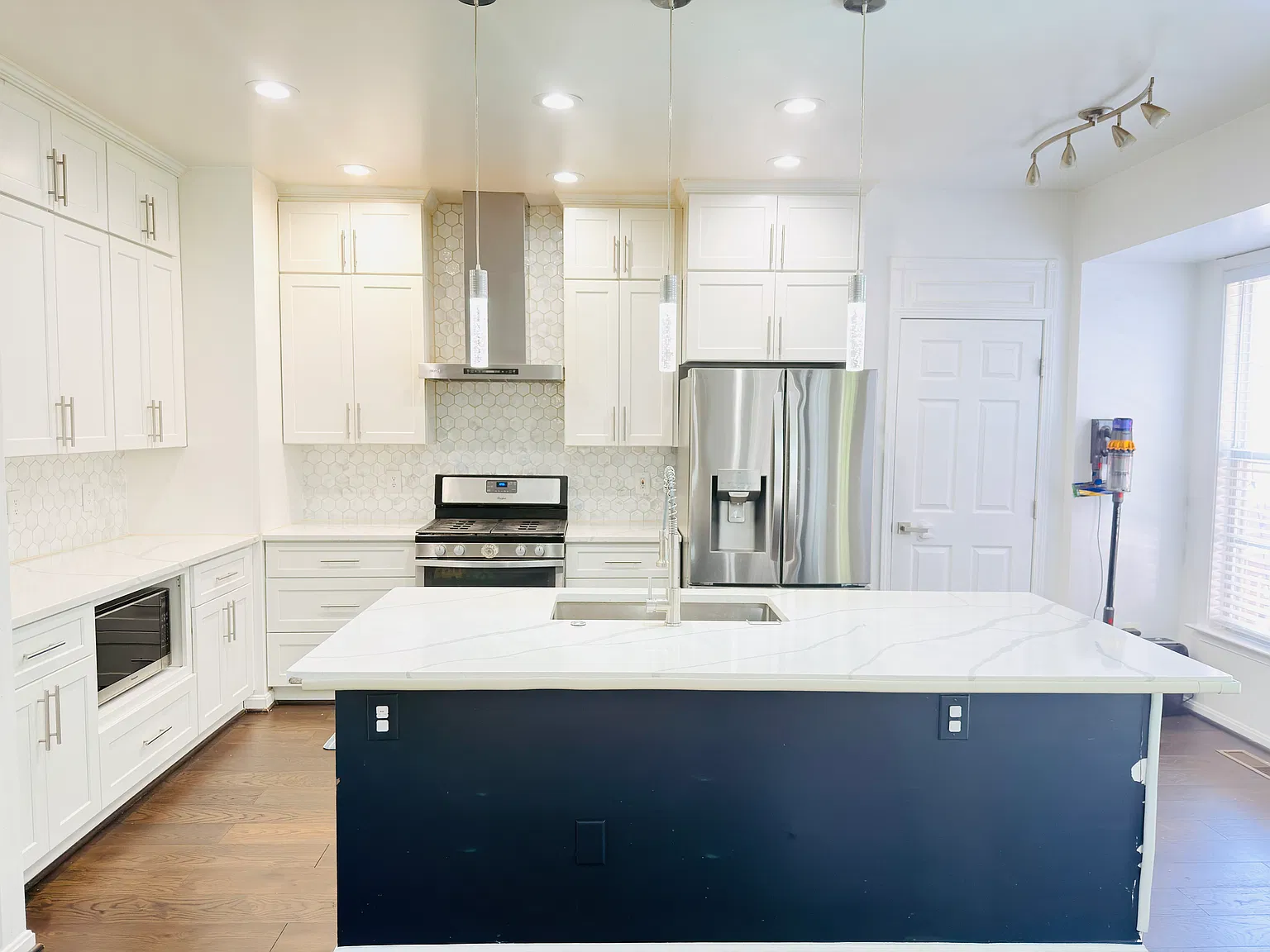 3 bed, 2702 sqft, $3,400 — Photo 2