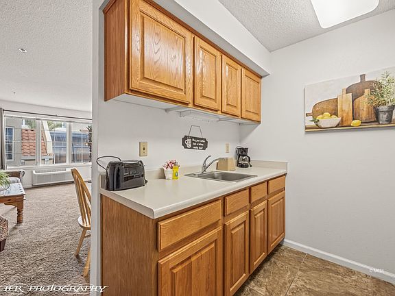 5th image of 555 Highland Dr. #204