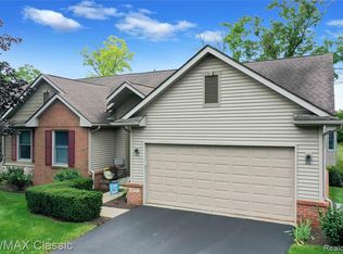 877 Persimmon Dr, Brighton, MI 48116