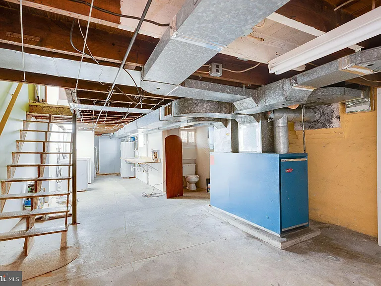 126 E Washington St — Photo 23