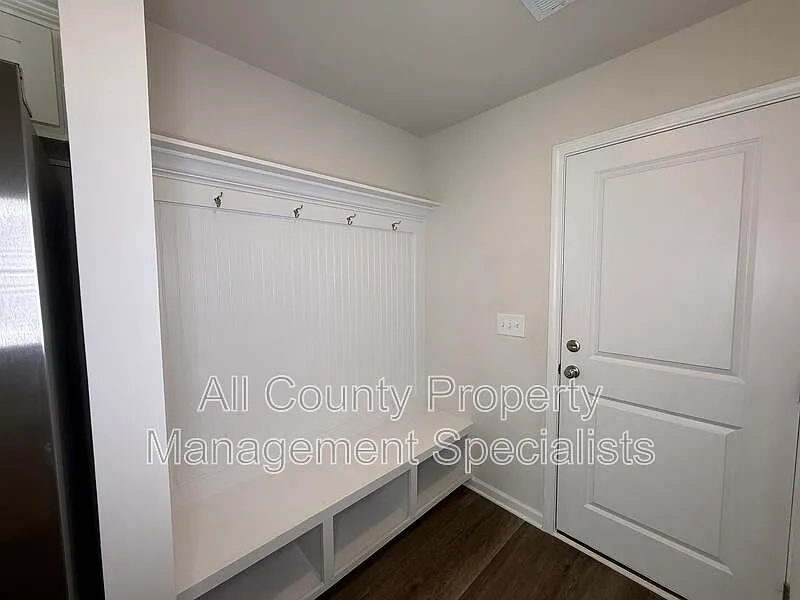 4 bed, 2.5 bath, 2120 sqft, $2,200 — Photo 4