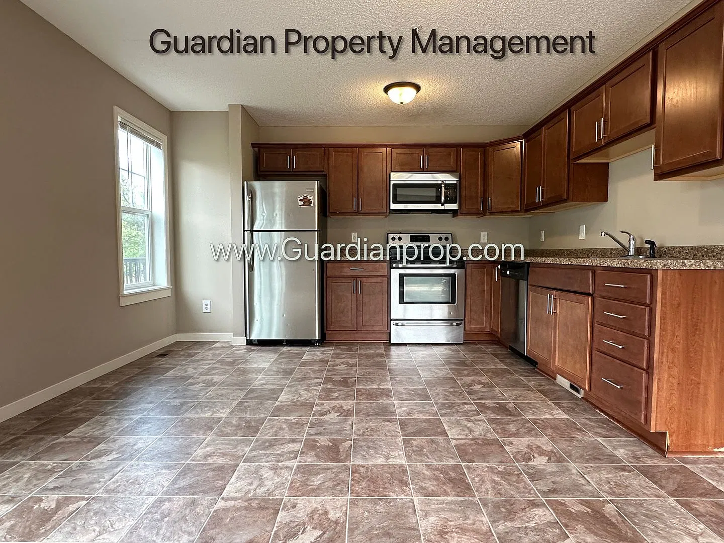 Champlin Corner Unit Town Home, 2 Car Garage, Dishwasher, Washer/Dryer, Balcony — Photo 2