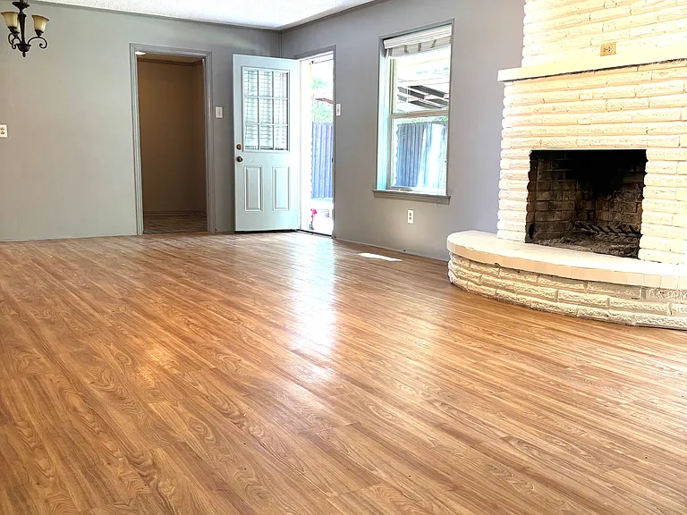 606 Laurence Dr — Photo 2