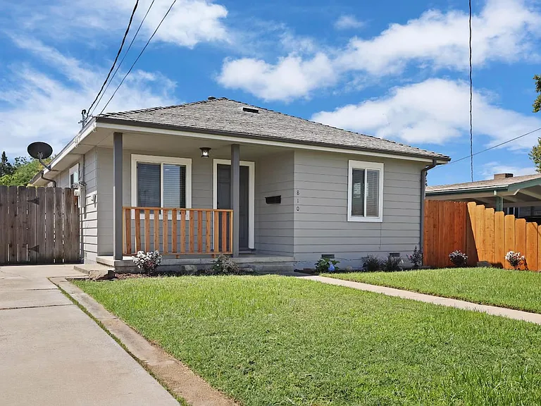 810 Edythe St — Photo 1