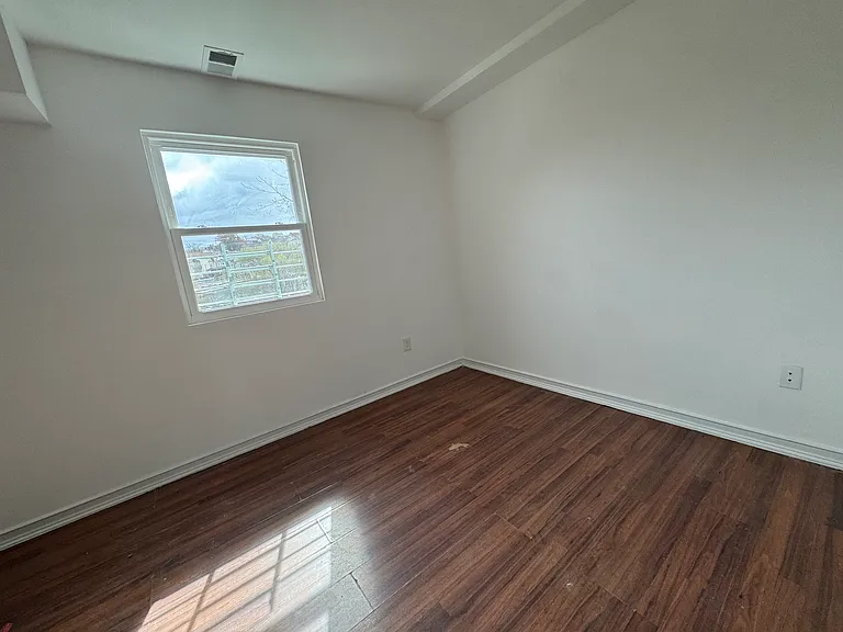 279 York Ave — Photo 6