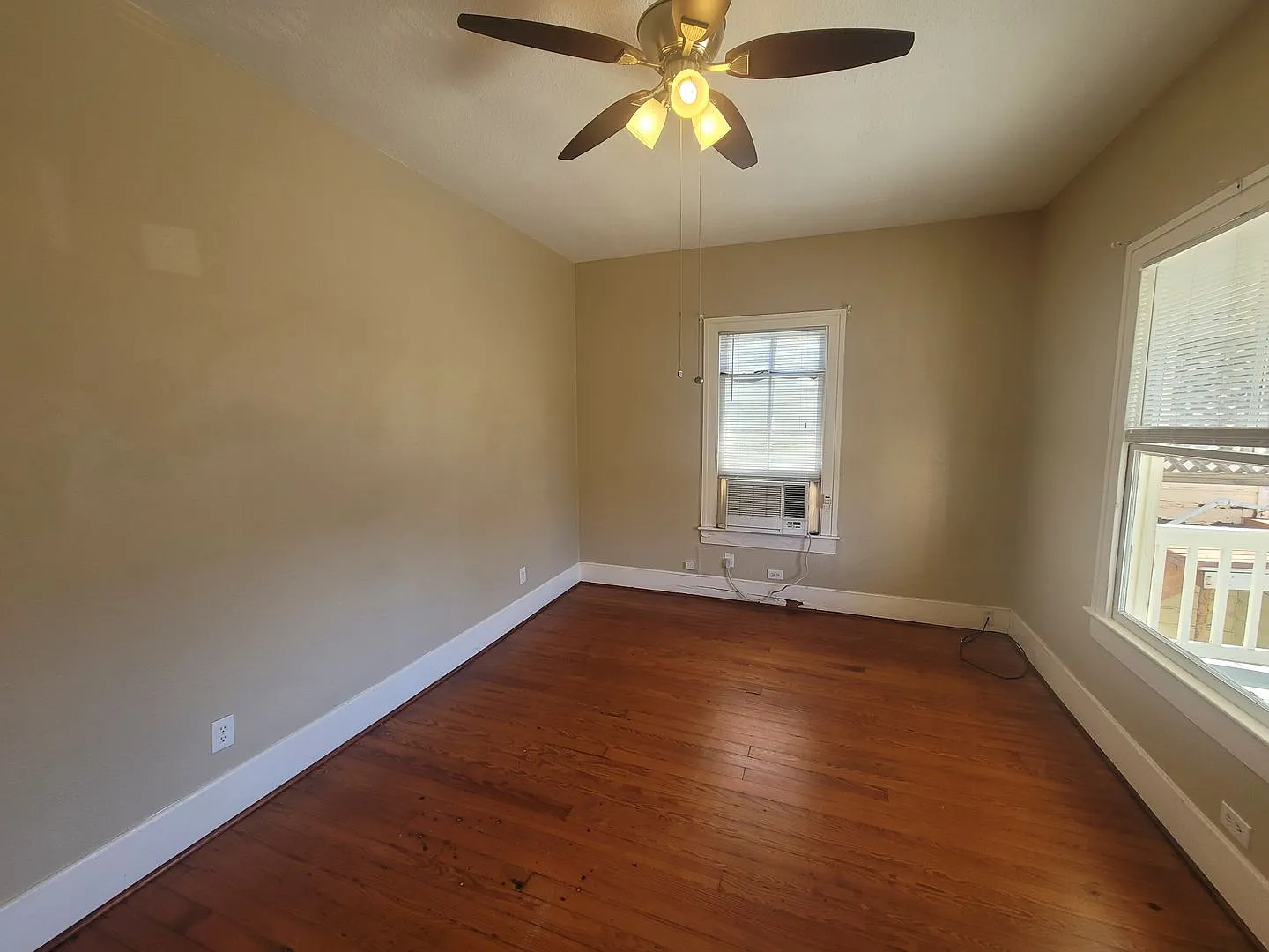 East End Upstairs 2 Bedroom Cottage — Photo 2