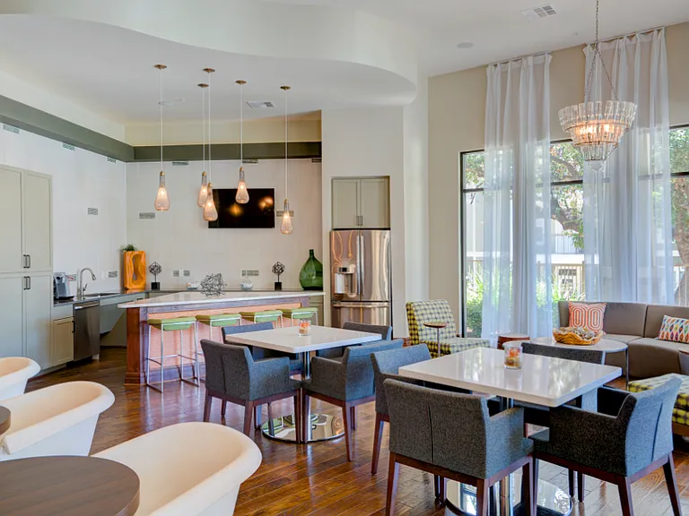 Thirty Oaks — Photo 11