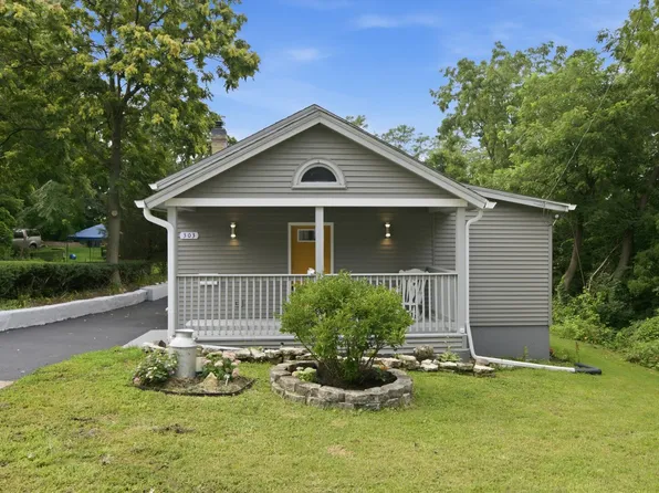 303 Dwight St, Elgin, IL 60120