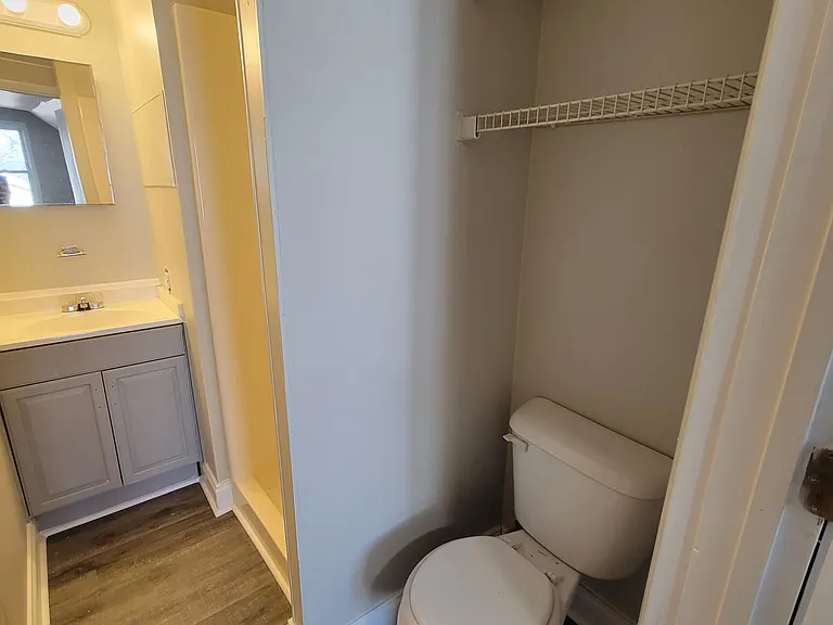 Unit E bathroom