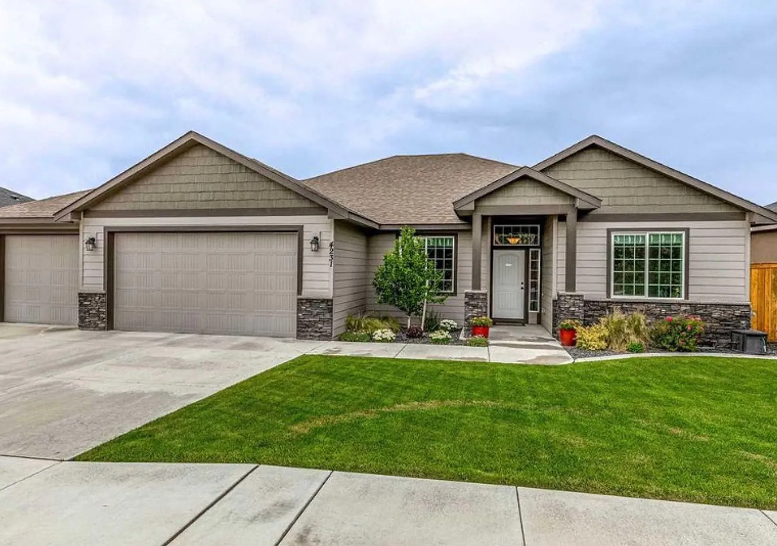 $500 Off First Months Rent- Beautiful 4 Bedroom Home in South Kennewick's Cherry Creek Neighborhood — Photo 1