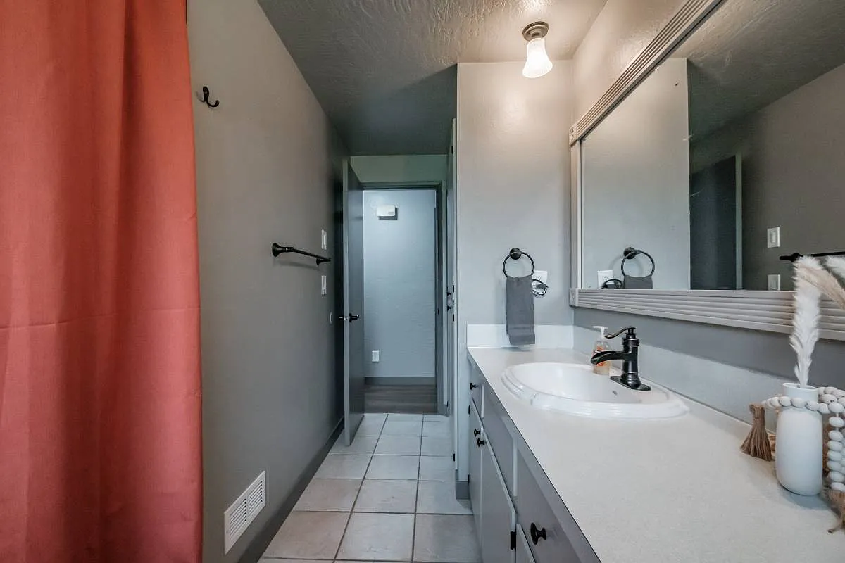 5 bed, 1464 sqft, $676 — Photo 4