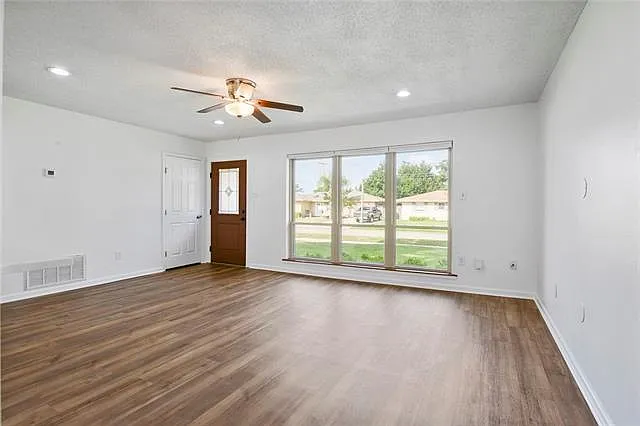 3 bed, 1.0 bath, 1477 sqft, $1,850 — Photo 3