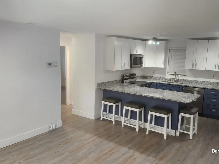 549 Martha Dr — Photo 4