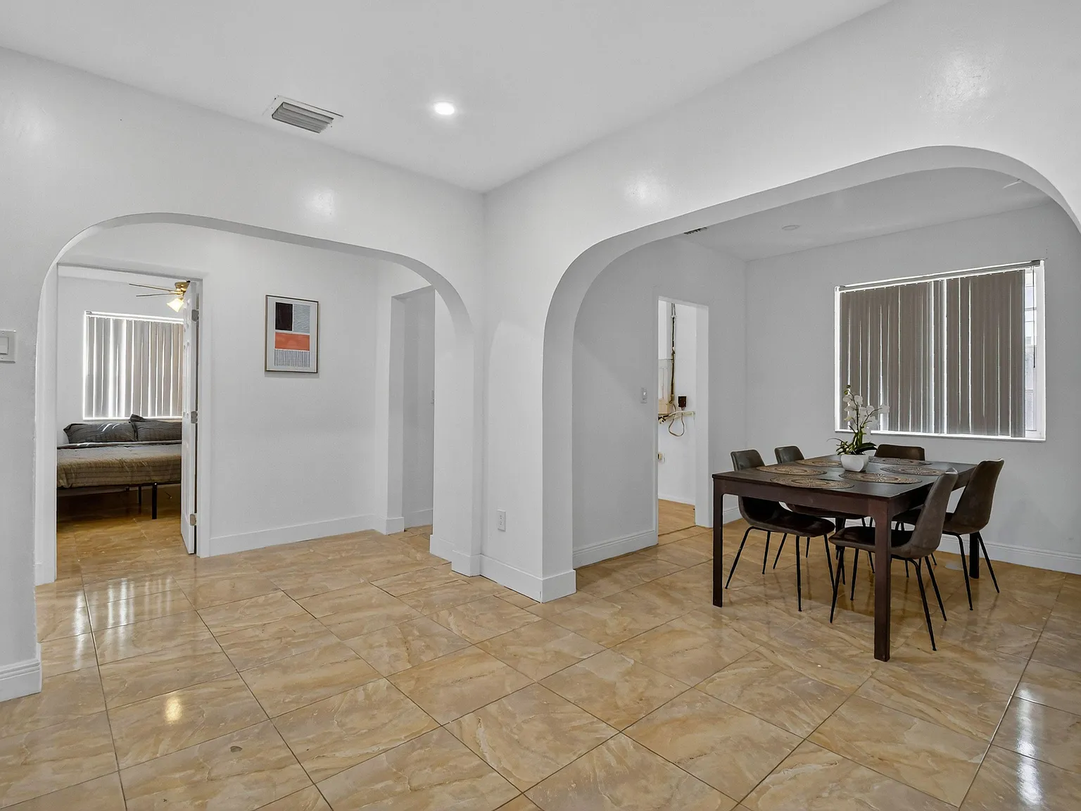 4 bed, 1.0 bath, 1542 sqft, $992 — Photo 3