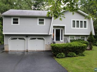 18 Bellows Ln, Towaco, NJ 07082