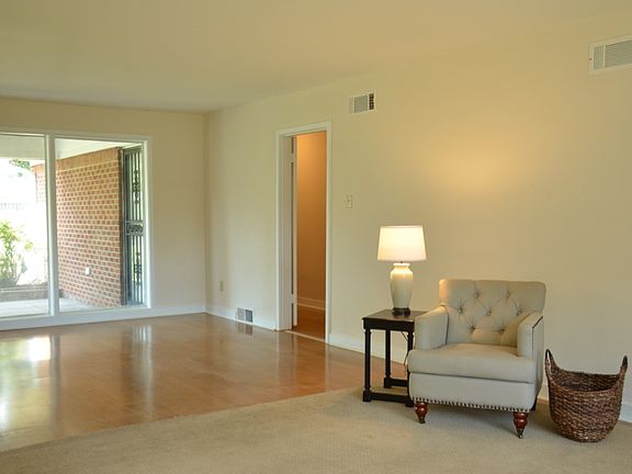 5th image of 987 N Idlewild St