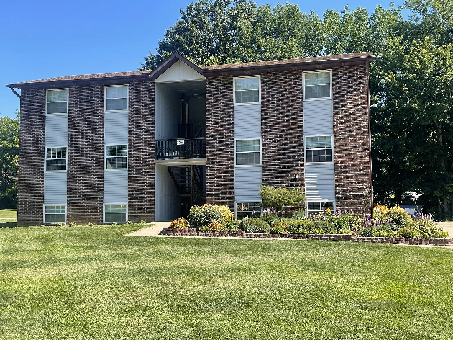 2 bed, 875 sqft, $925 — Photo 2