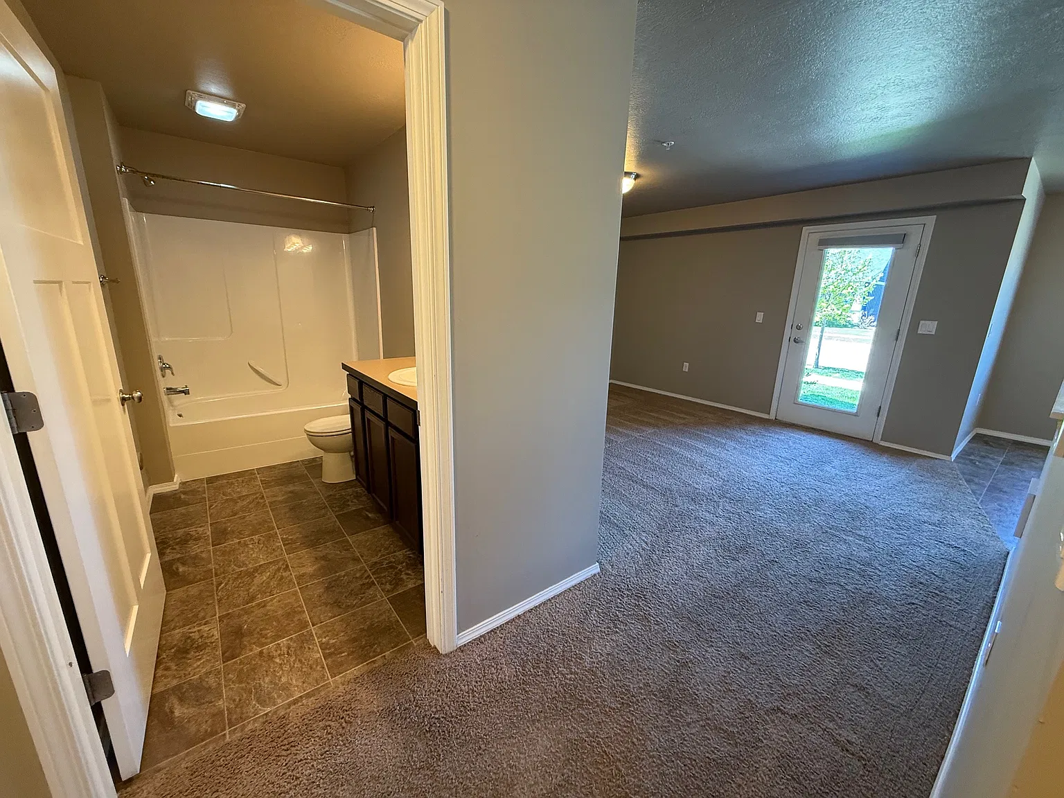 2 bed, 1037 sqft, $1,900 — Photo 2