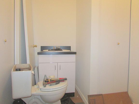 5th image of 220 E 82nd St
