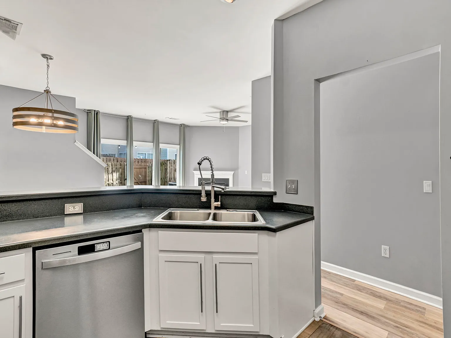 3 bed, 1500 sqft, $1,900 — Photo 4