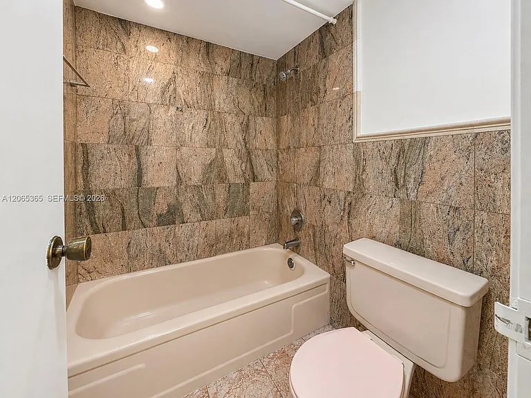 4384 NW 9th Ave #18-2A — Photo 9
