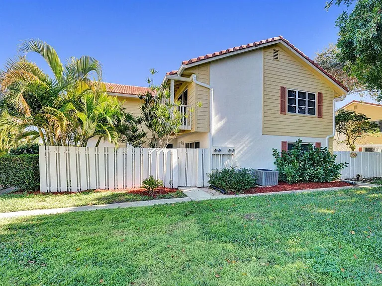 260 Seabreeze Cir — Photo 2