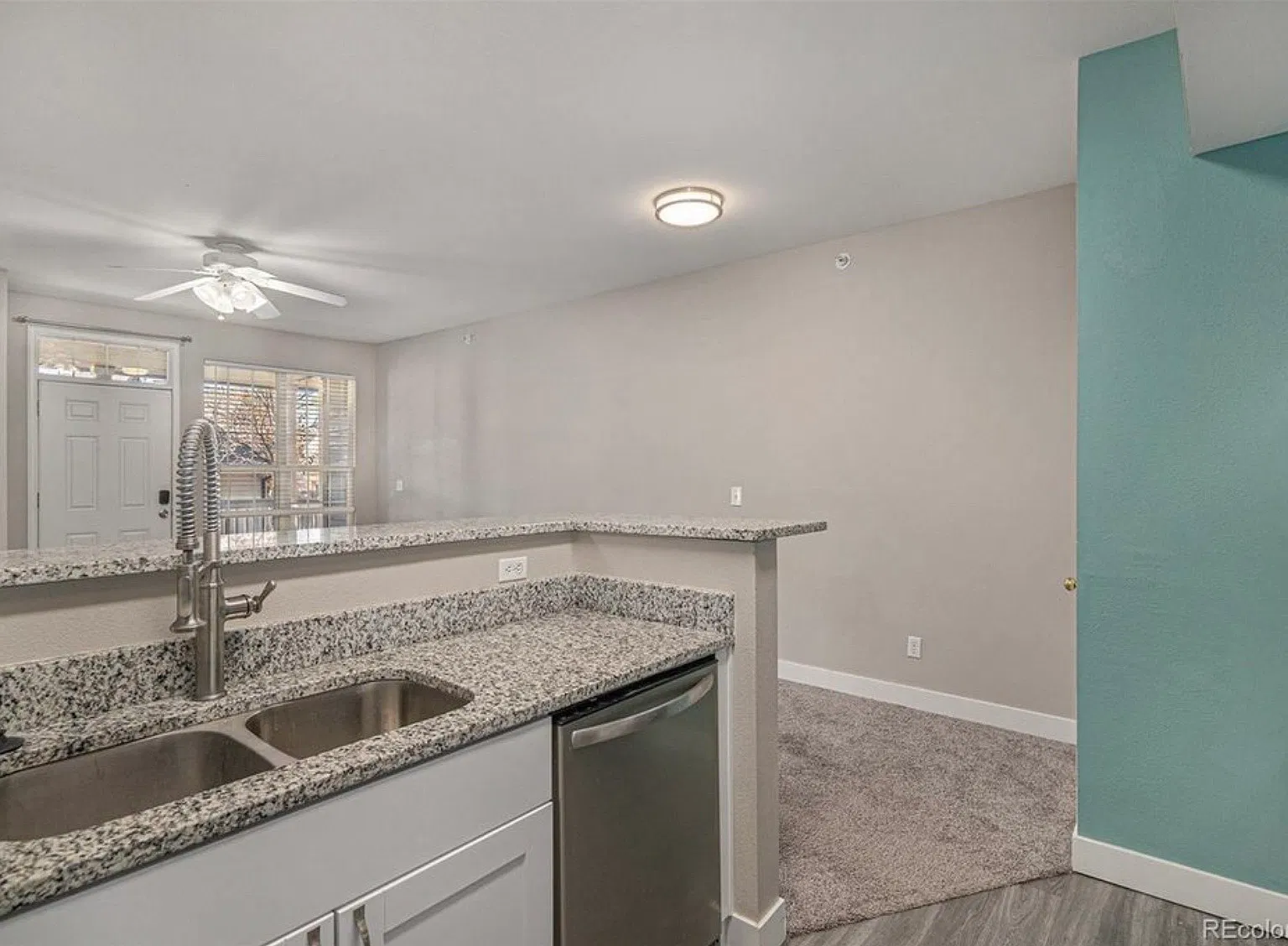 2 bed, 913 sqft, $2,000 — Photo 2