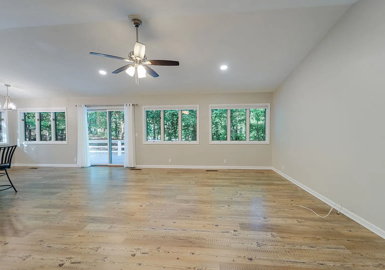 Charming 3 bedroom, 2 bathroom located in the picturesque Hot Springs Village — Photo 4