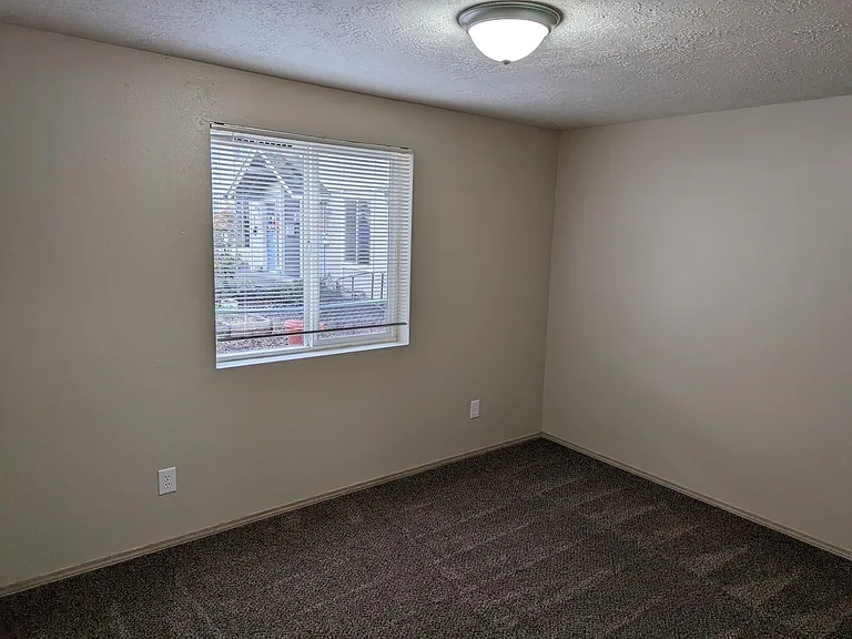 1346 W Locust St — Photo 14