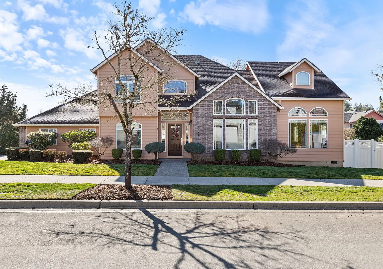 Stunning SE Gresham Home w/ Huge Bonus Room! — Photo 1