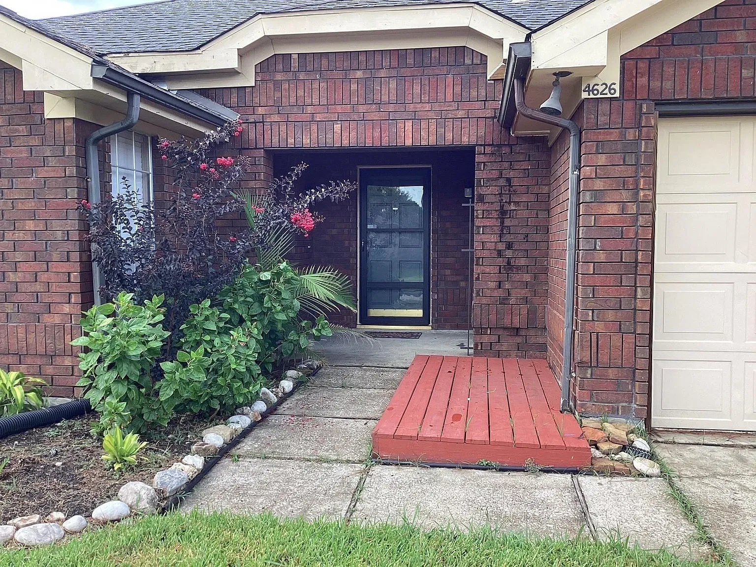 3 bed, 2.0 bath, 1799 sqft, $2,250 — Photo 3