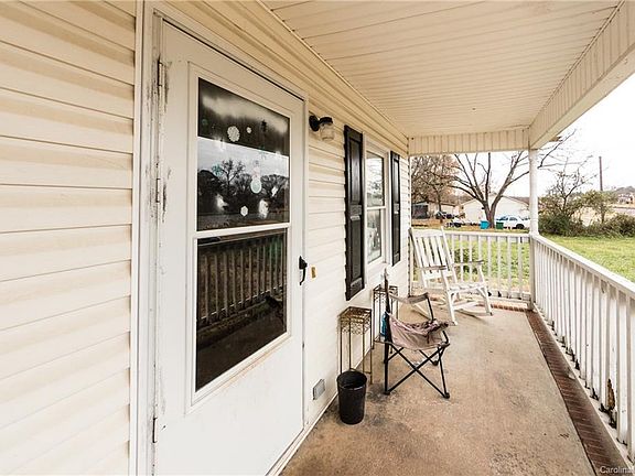 2nd image of 809 Willow Ln