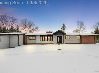 3267 Greentree Rd, Bloomfield Hills, MI 48304